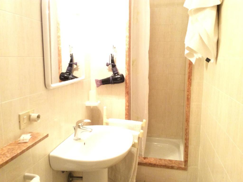 Ariston Petit Hotel Palermo Bagian luar foto